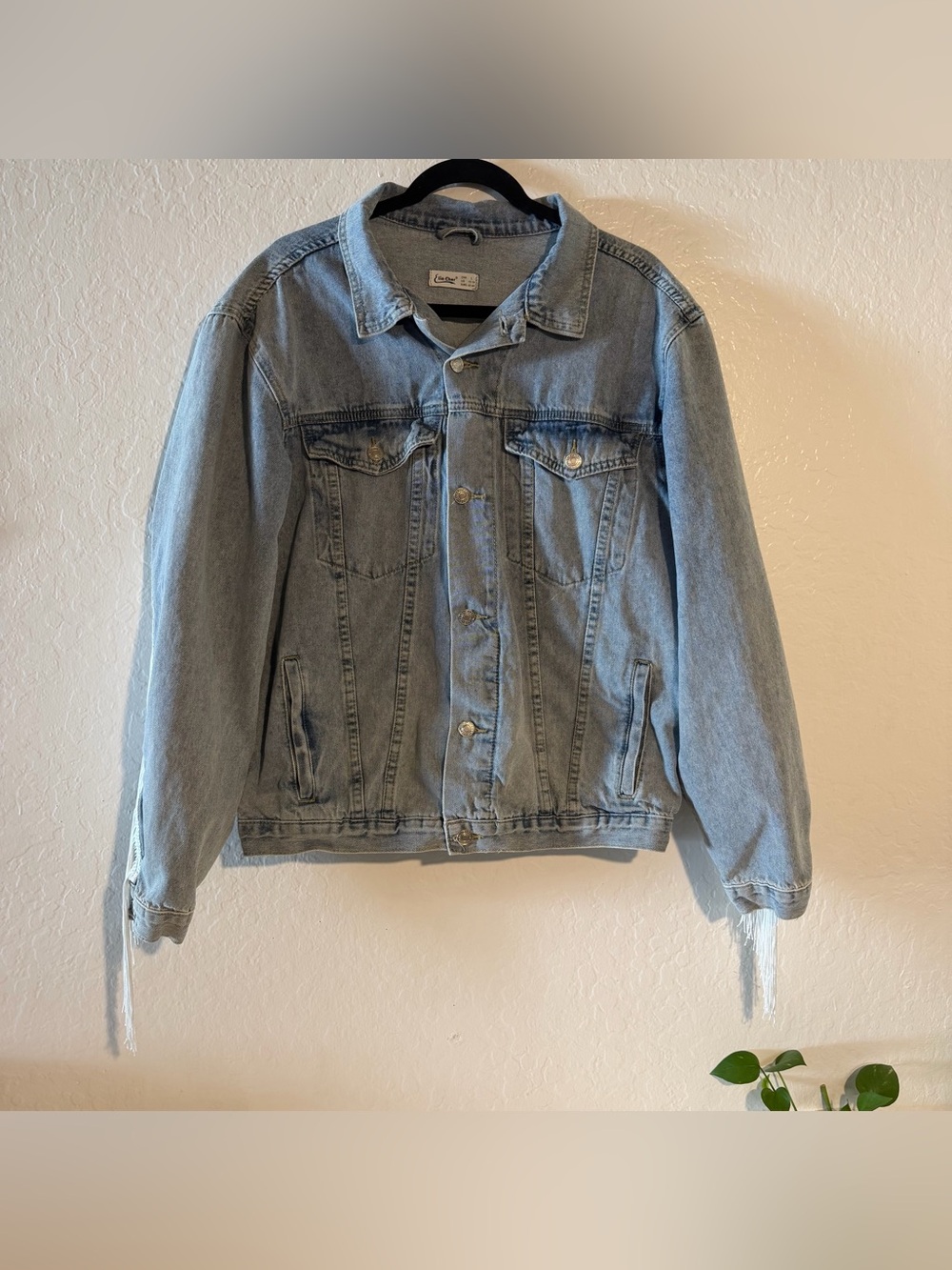 Elia-Cher Women's Light Wash Denim Jacket White Fringe Sleeves Back Western L